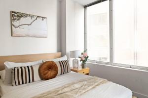 Postel nebo postele na pokoji v ubytování A Stylish & Central 2BR Apt Near Flinders Station + 20 fotografií