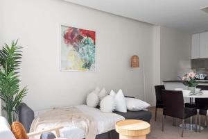 Fotografie z fotogalerie ubytování A Stylish & Central 2BR Apt Near Flinders Station v Melbourne