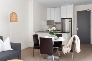 Kuchyň nebo kuchyňský kout v ubytování A Stylish & Central 2BR Apt Near Flinders Station