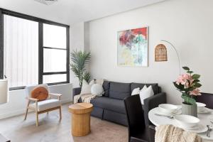 Posezení v ubytování A Stylish & Central 2BR Apt Near Flinders Station