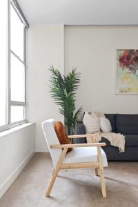 Posezení v ubytování A Stylish & Central 2BR Apt Near Flinders Station