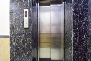 an elevator in a building with the door open at KOHINOOR INTERNATIONAL LODGE in Kolkata
