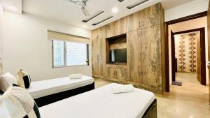 TV a/nebo společenská místnost v ubytování Olive Serviced Apartments - Central Delhi