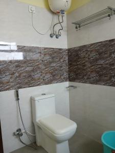 baño con aseo y manguera de agua en New Maya Residency en Darjeeling
