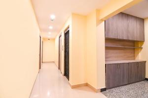 un couloir d'une maison avec des étagères en bois dans l'établissement FabHotel Bypass View, à Kolkata