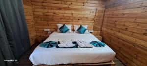 En eller flere senge i et værelse på Sand Tent Beach House PALOLEM
