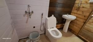 een badkamer met een toilet en een wastafel bij Sand Tent Beach House PALOLEM in Canacona