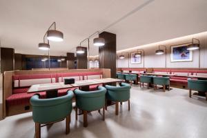 IntercityHotel Shanghai Hongqiao Airport - Free Minibar for First Night的休息区