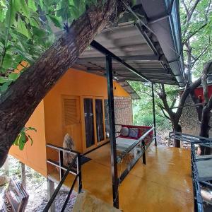 Zimmer mit einem Bett in einem Baum in der Unterkunft Simple Garden Resort in Ko Phangan