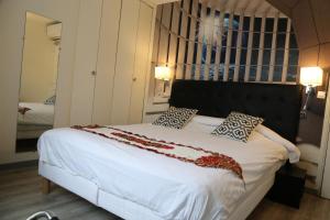 Rúm í herbergi á Hôtel Princesse Isabelle