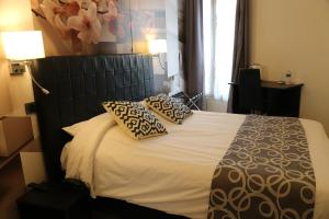 Rúm í herbergi á Hôtel Princesse Isabelle