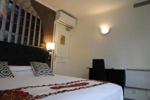 Rúm í herbergi á Hôtel Princesse Isabelle