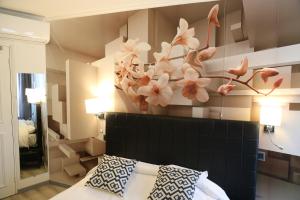 Rúm í herbergi á Hôtel Princesse Isabelle