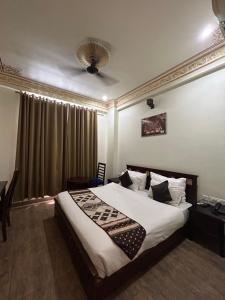 1 dormitorio con cama y techo en Laxmi Niwas, en Jaipur