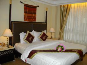 ein Hotelzimmer mit 2 Betten und 2 Lampen in der Unterkunft Lux Riverside Hotel & Apartment in Phnom Penh