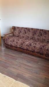 a couch sitting on the floor in a room at Apartman Lami in Tuzla