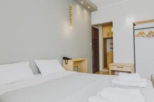 Llit o llits en una habitació de Messini Hotel