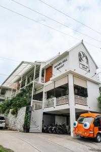 einem orangenen LKW, der vor einem Gebäude parkt in der Unterkunft Mambo Hill Resort in Nusa Penida