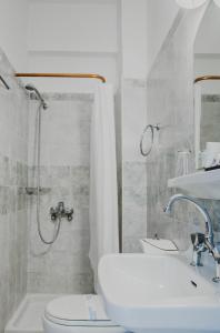 メッシーニにあるMessini Hotelのバスルーム(シャワー、トイレ、シンク付) +37枚の写真
