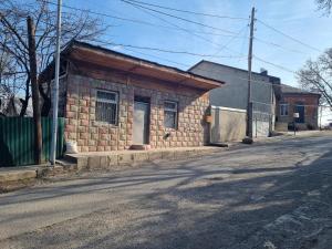 un petit bâtiment en briques sur le côté d'une rue dans l'établissement Lux Apartment Tea, à Akhaltsikhé