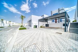 een geplaveide straat voor een wit gebouw bij Lavish 4BR Villa with 2 Assistant Rooms, Al Dana Island, Fujairah by Deluxe Holiday Homes in Fujairah