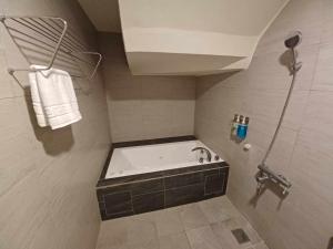 a bathroom with a bath tub and a sink at 舟津食旅 Mooring B&B 禁菸民宿 訂房請詳閱住宿須知 in Hualien City