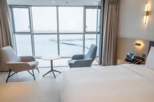 WAVEM HOTEL west客房内的一张或多张床位