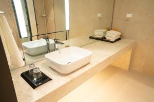 WAVEM HOTEL west的一间浴室
