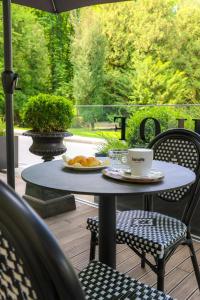 una mesa con un plato de comida y una taza de café en Hotel Švicarija - Terme Dobrna, en Dobrna