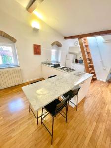 a kitchen with a large marble table and chairs at Susannas Lovely New Apartment in Livorno