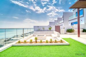 een villa met uitzicht op de oceaan bij Lavish 4BR Villa with 2 Assistant Rooms, Al Dana Island, Fujairah by Deluxe Holiday Homes in Fujairah