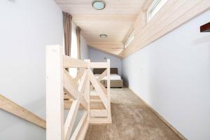 Zimmer mit Etagenbett und Leiter in der Unterkunft Life's a Beach Cottage in Palanga