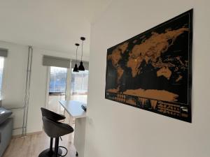 a map of the world hanging on a wall in a room at Mugavustega korter pargi serval in Jõhvi
