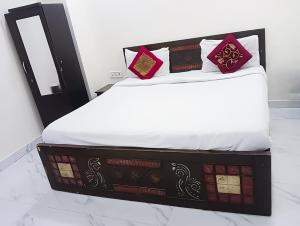Una cama o camas en una habitación de Hotel Kings