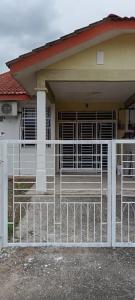 una cerca blanca frente a una casa en Homestay Rayyan PD, en Port Dickson