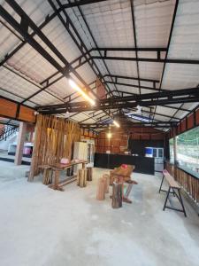 een kamer met houten banken en tafels erin bij Top View Kohrong in Kaôh Rŭng (3)