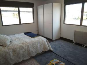Posteľ alebo postele v izbe v ubytovaní Privacidade na sua estadia no Centro do Montijo.