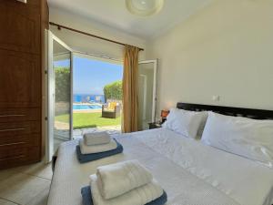 A bed or beds in a room at Villa Seagull Még 37 kép