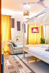 Postel nebo postele na pokoji v ubytování SeaEsta suite 64 Nyali Mombasa