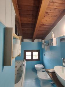 La salle de bains est pourvue de 2 toilettes, d'une baignoire et d'un lavabo. dans l'établissement la casetta di Giò, à Montebelluna