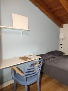 Cette chambre comprend un bureau avec une chaise et un lit. dans l'établissement la casetta di Giò, à Montebelluna