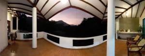 Habitación con ventana grande con vistas a la montaña. en Travels Nest Homestay, en Gampola