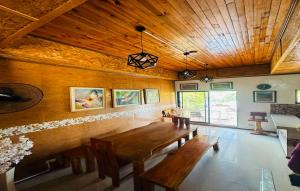 ein Esszimmer mit einem Holztisch und Stühlen in der Unterkunft OYO 1067 Villa Sofia At Silang in Tagaytay