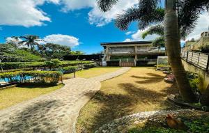 przejście przed budynkiem z palmami w obiekcie OYO 1067 Villa Sofia At Silang w mieście Tagaytay