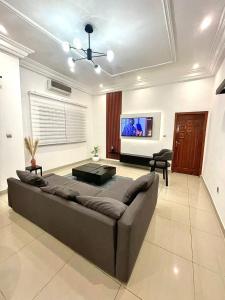 sala de estar con sofá y TV en Timba log-aupiais, en Cotonou