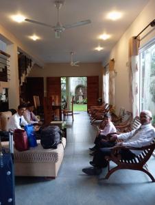 un grupo de personas sentadas en sillas en una habitación en Kelaniya Heritage, en Kelaniya