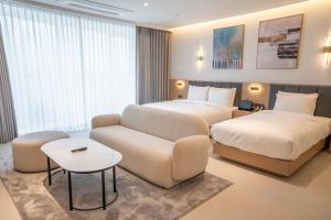 WAVEM HOTEL west客房内的一张或多张床位