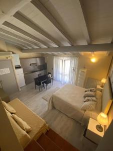 a bedroom with a bed and a desk in a room at Il Ghetto Farm Holiday in Soiano del Lago