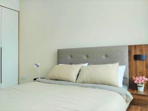 クチンにあるModern and Charming Couple Suite @Riverine Kuchingのヘッドボード付きの大きな白いベッドのある寝室 +9枚の写真
