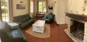ein Wohnzimmer mit einem Sofa und einem Kamin in der Unterkunft Maison 100 m2 plein pied pour 6 personnes 300 m de la plage in Chaucre